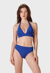 Blå halterneck-bikini med en triangelkoppsdesign och högmidjade underdelar. Släta texturer, enfärgad och minimala sömdetaljer.