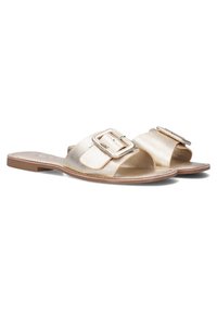 Gouden metalen slidesandalen met twee brede bandjes en een opvallende vierkante gespaccent. Platte zool met minimale profieldetails.