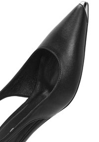 Scarpa nera in pelle con tacco alto, punta affilata e punta metallica. L'interno presenta una superficie liscia e un design con ritagli.