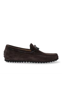 Braune Wildleder-Loafers mit strukturierter Oberfläche, dekorativem Schnürsenkel, Kontrastnähten und Gummisohle mit Noppen für besseren Halt.