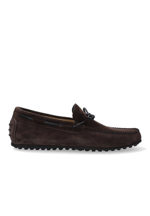 Brune ruskinds loafers med en struktureret overflade, der har en dekorativ snøring, kontraststing og en gummipebble sål for godt greb.