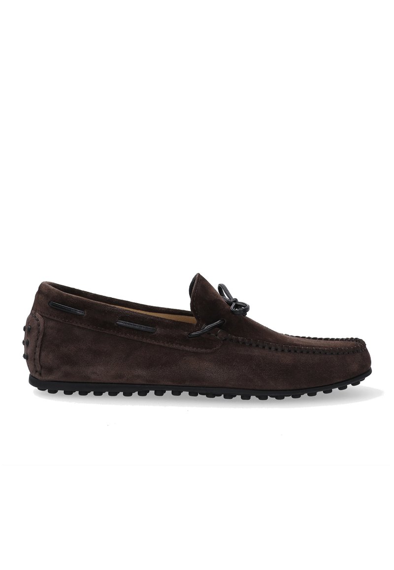 Braune Wildleder-Loafers mit strukturierter Oberfläche, dekorativem Schnürsenkel, Kontrastnähten und Gummisohle mit Noppen für besseren Halt.