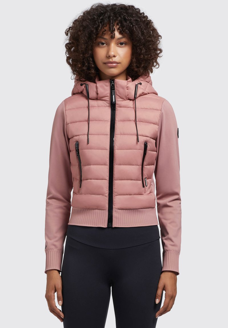 Helle rosa Pufferjacke mit Kapuze, ausgestattet mit schwarzen Reißverschlüssen, gerippten Bündchen und zwei mit Reißverschluss versehenen Vorderaschen. Glatte Textur an den Ärmeln.