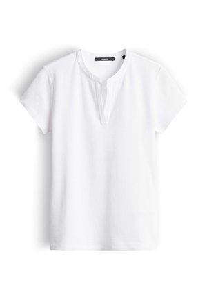 Top bianco a maniche corte con lavorazione a coste, scollo rotondo con spacco, mostrato disteso su uno sfondo bianco.