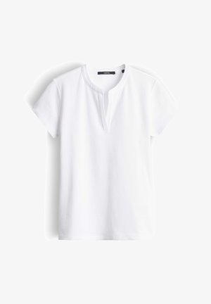 Top bianco a maniche corte con lavorazione a coste, scollo rotondo con spacco, mostrato disteso su uno sfondo bianco.