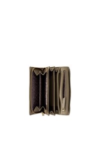 Portafoglio in pelle verde oliva con più scomparti, zip dorata e un interno stampato scuro. Caratterizzato da slot per carte e un taschino con zip.