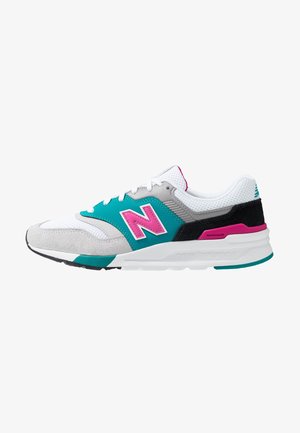 Baskets New Balance blanches, grises, bleu sarcelle, noires et roses avec des empiècements en mesh et en daim, fermeture à lacets et semelle matelassée.