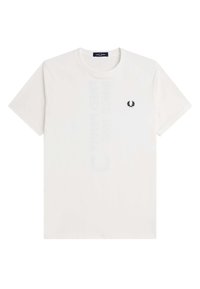 Weißes T-Shirt mit kurzen Ärmeln aus Baumwolle, mit einem schwarzen Logo auf der linken Brustseite und Rundhalsausschnitt. Glatte Textur.