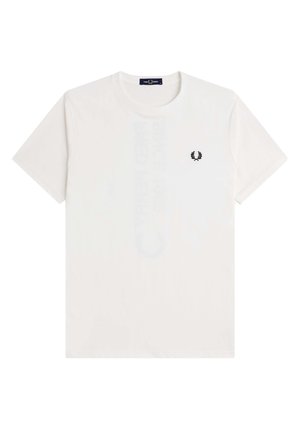 Camiseta blanca de manga corta hecha de algodón, con un logo negro en la parte izquierda del pecho y un cuello redondo. Textura suave.