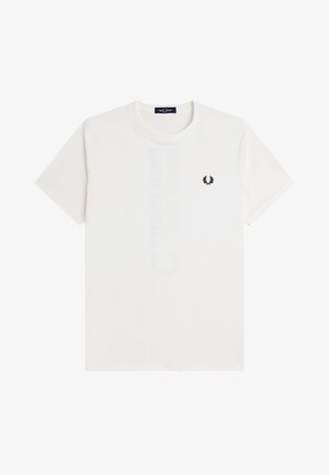 T-shirt bianca a maniche corte in cotone, con un logo nero nella zona sinistra del petto e scollo rotondo. Texture liscia.