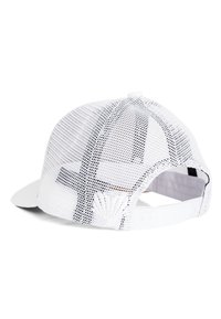 Gorra blanca con paneles de malla, visera curvada y correa ajustable. Presenta un sutil patrón de cruces en negro. Marca texturizada en la parte posterior.