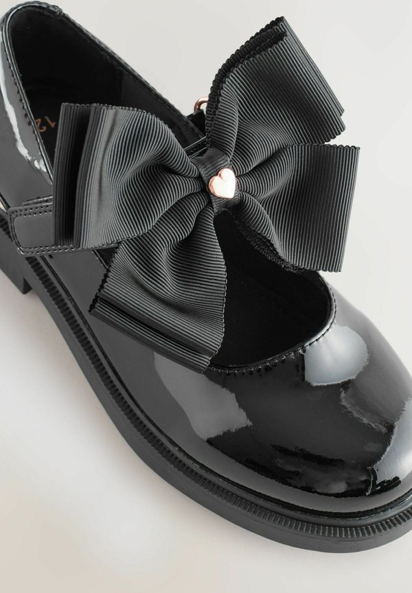 REGULAR FIT – CHUNKY SCHOOL – Riemchenballerina