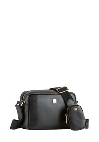 Czarna torebka crossbody z teksturowanej skóry, z okuciami w kolorze złotym, regulowanym paskiem i małą odpinaną saszetką. Kompaktowy prostokątny kształt.
