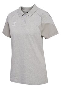 Ljusgrå pikétröja av bomullsblandat tyg, med krage, korta ärmar och subtil logotypdetalj på vänster sida.