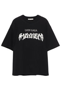 Musta suuri t-paita, joka on valmistettu puuvillasta ja jossa on valkoiset painetut tekstit "LVDY GAGA MAYHEM" rohkealla, vääristetyllä fontilla.