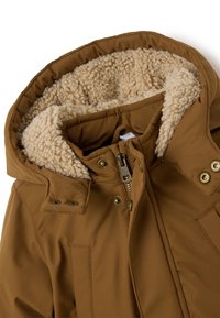 Bruine geïsoleerde jas met een beige, harige voering in de capuchon, met een rits, drukknoopsluitingen en zijzakken. Glad textuur van de buitenstof.