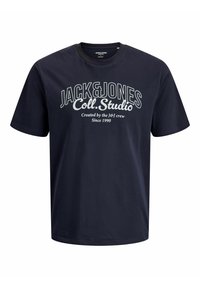 Tamno plavi pamučni majica s okruglim izrezom, kratkim rukavima i velikim bijelim printom logotipa: "JACK&JONES Coll. Studio" na prednjoj strani.