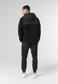 CLOSURE London CRINKLE PANEL JACKET - Overgangsjakke - black