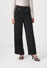 Pantalons larges noirs à taille haute, dotés de deux boutons décoratifs et de plis subtils. Fabriqués dans un tissu lisse et léger.