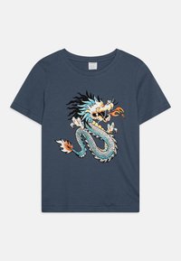 Blauwe katoenen t-shirt met een kleurraf dragon graphic met vlammen, gedetailleerde schubben en een uniek zwervend ontwerp. Korte mouwen en ronde hals.