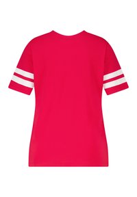 T-shirt rouge à manches courtes, avec deux rayures blanches horizontales sur chaque manche, fabriqué dans un tissu lisse et léger.