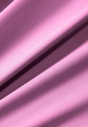 Tissu violet clair lisse avec des plis doux et une texture tissée fine, captant la lumière pour mettre en valeur son éclat et le détail de son matériau.