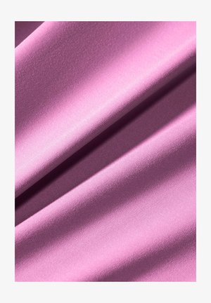 Tissu violet clair lisse avec des plis doux et une texture tissée fine, captant la lumière pour mettre en valeur son éclat et le détail de son matériau.