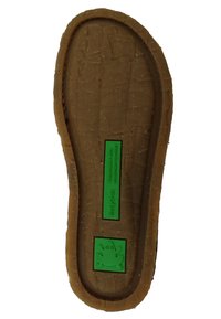 Hnědá, texturovaná stélka vyrobená z udržitelného materiálu. Obsahuje zelenou etiketu s nápisem "Recycl-us" a ikonou žáby pro pohodlí a šetrnost k životnímu prostředí.