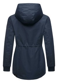 Tamsiai mėlyna lauko striukė su kuti, susitraukiančiu juosmeniu ir raukšlėtais rankogaliais. Sklandi, oro sąlygoms atspari medžiaga. Savybė – logotipas ant galinės juostos.