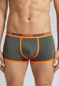 Szare slipy w bokserskim stylu z pomarańczowym elastycznym paskiem i akcentami. Posiadają dopasowany krój i gładką fakturę, idealne na co dzień.