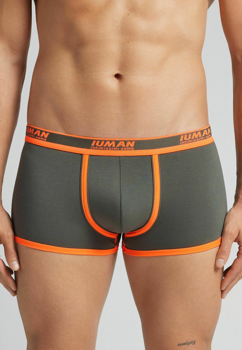 Szare slipy w bokserskim stylu z pomarańczowym elastycznym paskiem i akcentami. Posiadają dopasowany krój i gładką fakturę, idealne na co dzień.