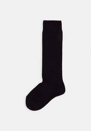 Schwarze kniehohe Socke aus einem weichen, strukturierten Material. Mit einem gerippten Bündchen und einer runden Zehenpartie, gestaltet für Komfort und Wärme.