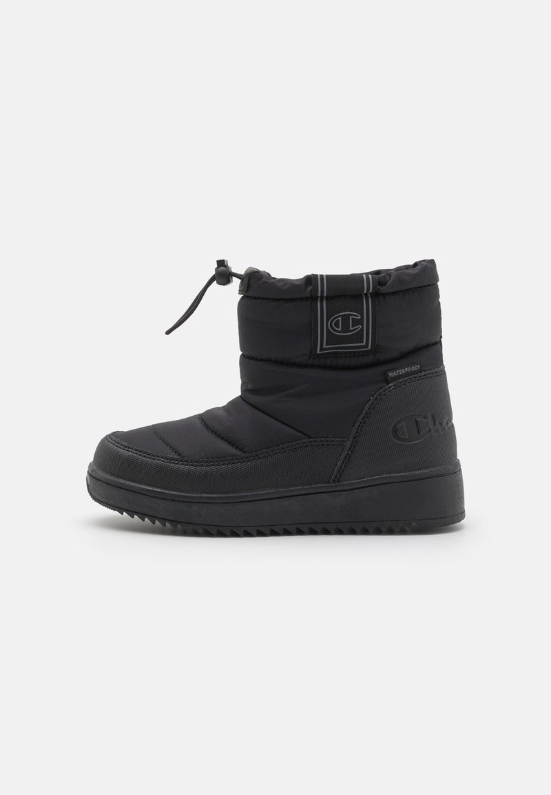 Botte d'hiver noire imperméable avec dessus rembourré, fermeture à cordon et semelle texturée, avec un écusson logo sur le côté.