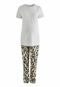 Jasnoszara koszulka z krótkim rękawem z kieszonką na piersi, połączona z kremowymi spodniami w czarno-brązowy wzór w leopardzie plamy.