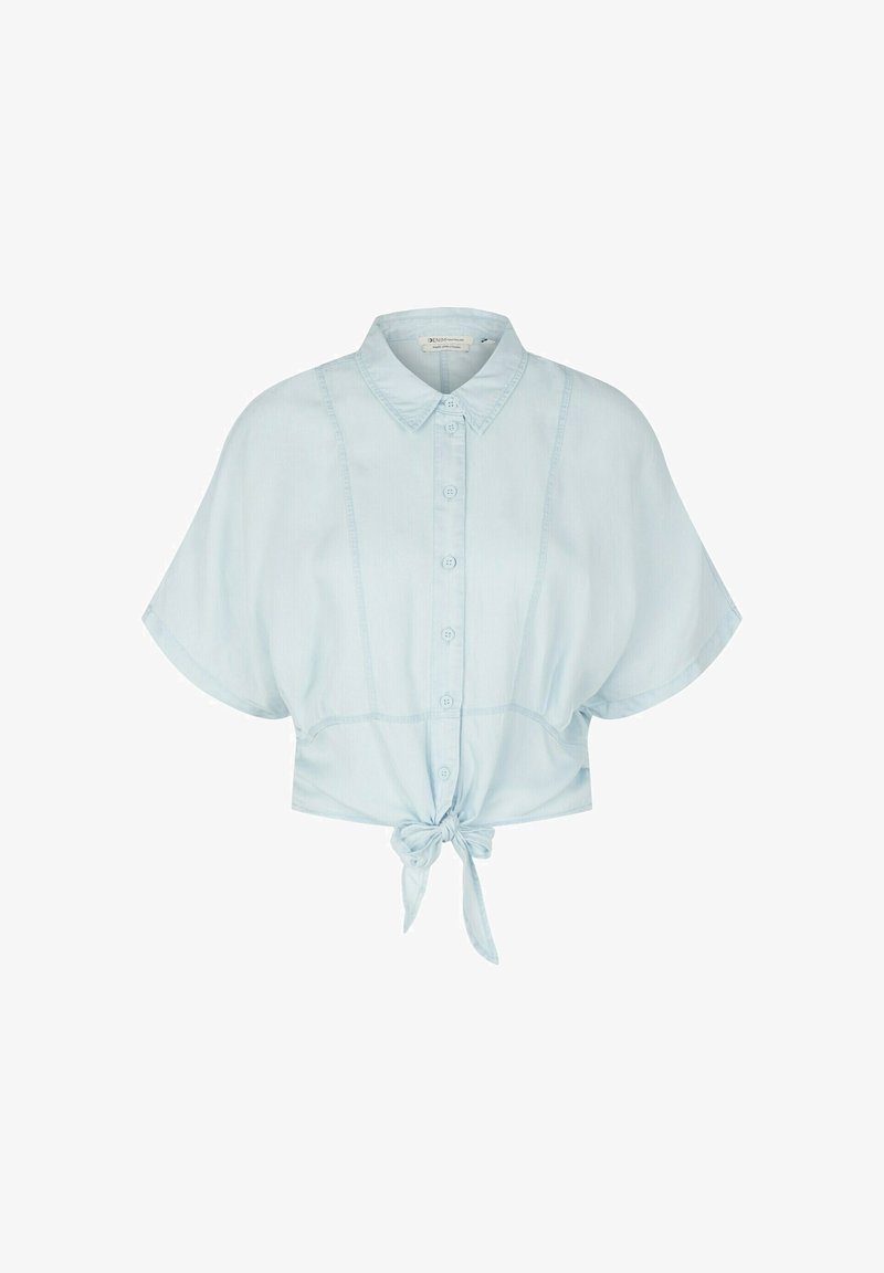 Chemise bleu clair à manches courtes, boutonnée, avec col et nœud noué devant à la taille.