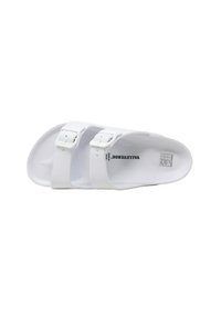 Sandalo bianco slip-on con due cinturini regolabili, realizzato in materiale sintetico liscio, con suola piatta e design open-toe.