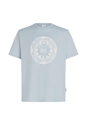 Jasnoniebieski bawełniany t-shirt z okrągłym dekoltem. Na przodzie duży okrągły wzór graficzny z palmami i napisem „California 1952” w białym kolorze.
