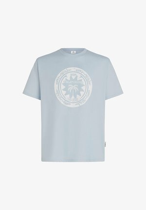 Jasnoniebieski bawełniany t-shirt z okrągłym dekoltem. Na przodzie duży okrągły wzór graficzny z palmami i napisem „California 1952” w białym kolorze.