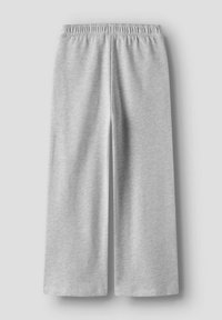 Szare szerokie spodnie z miękkiego materiału, wyposażone w elastyczną talię i gładką teksturę, przedstawione na płasko na jasnym tle.