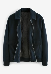 Dunkelblaue Zip-Jacke mit kragenartigem Hals, zwei Fronttaschen, gerippten Bündchen, gesteppter schwarzer Innenausstattung und glattem Obermaterial.