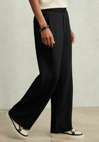 Reiss Verryttelyhousut - black