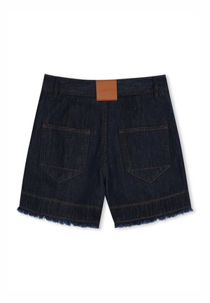 Shorts en denim foncé avec un ourlet effiloché, dotés de deux poches arrières et d'une étiquette en cuir marron au niveau de la taille.