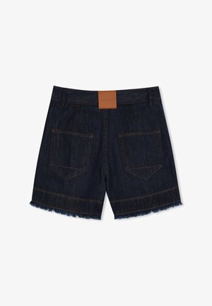 Shorts en denim foncé avec un ourlet effiloché, dotés de deux poches arrières et d'une étiquette en cuir marron au niveau de la taille.