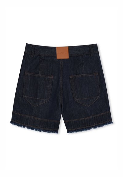 Shorts en denim foncé avec un ourlet effiloché, dotés de deux poches arrières et d'une étiquette en cuir marron au niveau de la taille.