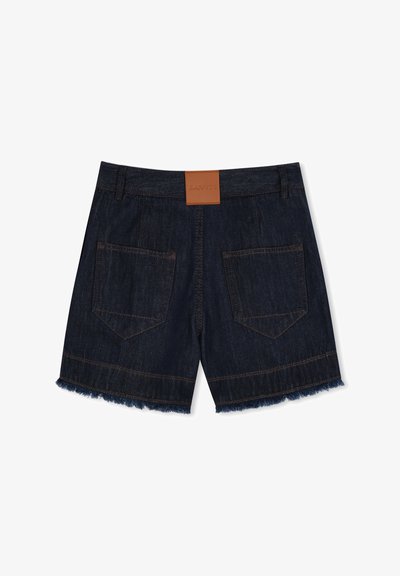 Shorts en denim foncé avec un ourlet effiloché, dotés de deux poches arrières et d'une étiquette en cuir marron au niveau de la taille.