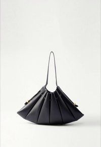 Sac à main en cuir noir avec un design plissé, doté d'une seule bandoulière et d'accentuations en métal doré. Texture lisse et forme structurée.