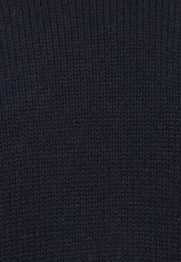 Tamno mornarice plavi pleteni materijal s gustim, rebrastim uzorkom i ravnomjerno raspoređenim vertikalnim uzorcima.