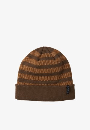 Bonnet en tricot marron avec des rayures alternées marron foncé et orange, doté d'un revers et d'une petite étiquette de logo sur le côté.