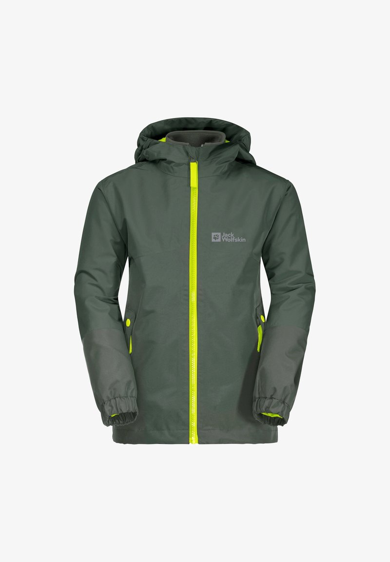 Grön vattentät jacka med gula accenter, justerbar huva, dragkedja fram, elastiska ärmar och sidofickor. Har en logotyp på bröstet.