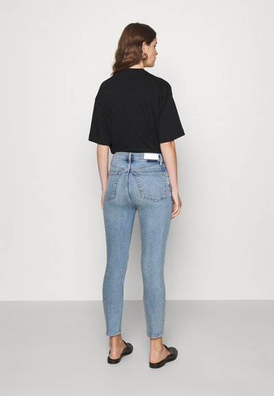 RE/DONE HIGH RISE ANKLE CROP - Traperice uskog kroja - light blue